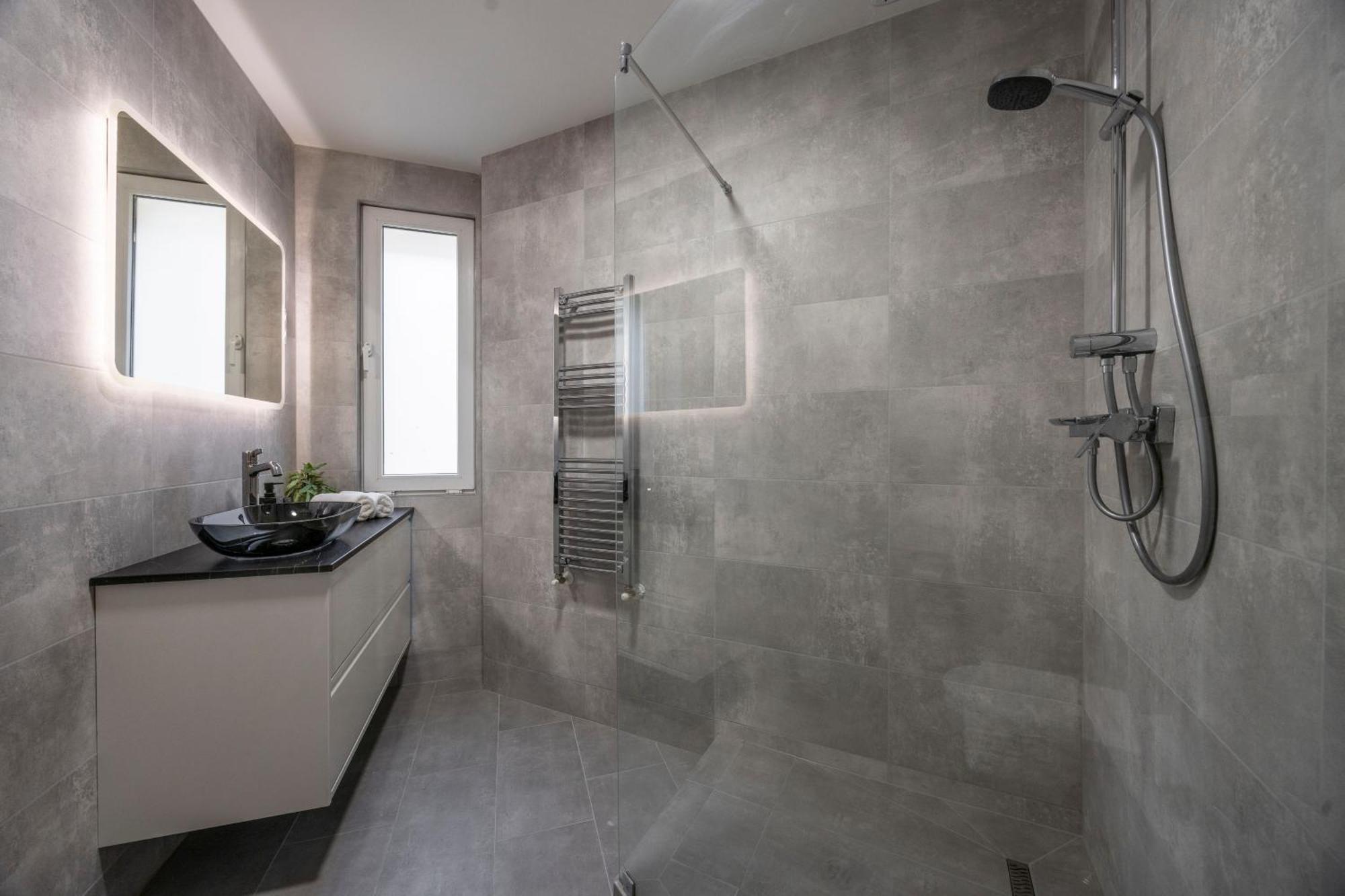 Deluxe & Minimalistic In The Heart Of *