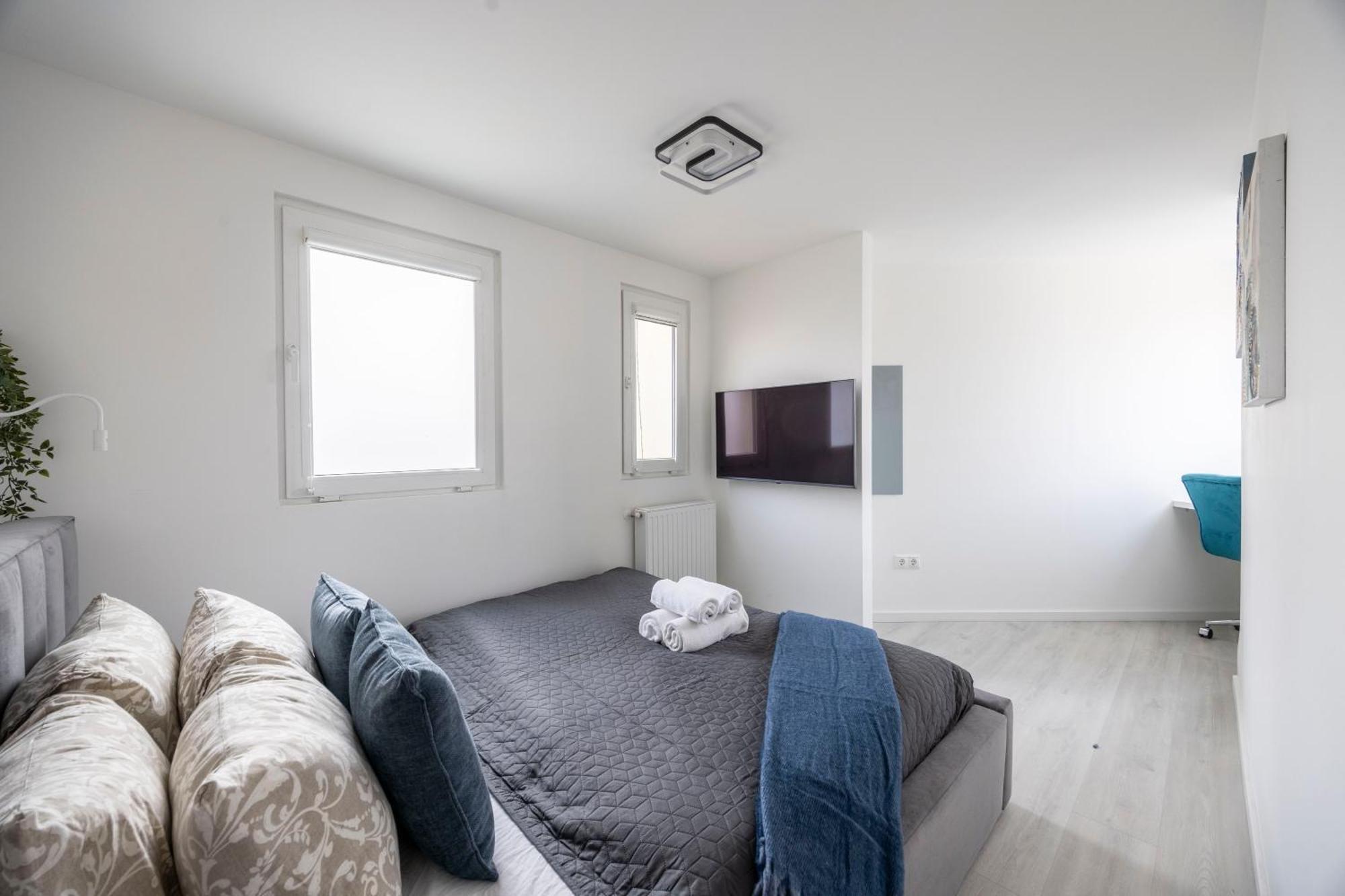Deluxe & Minimalistic In The Heart Of *